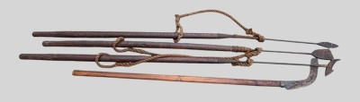 Auktion 373<br>4 Teile historisches Walfang-Werkzeug wie Flensmesser, Harpune etc., alle Eisen handgeschmiedet und mit Holzstangen, L-max 240 cm, wohl alle 19.Jhd. (nicht als Paket versendbar!) [1]