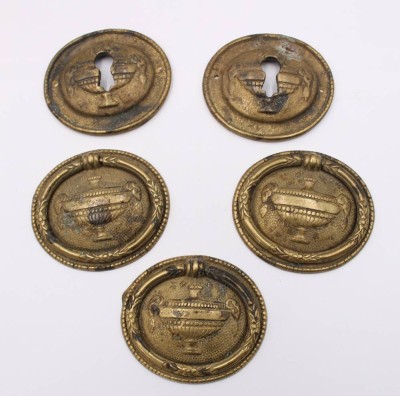Auktion 373<br>5x Möbelapplikationen, wohl Messing, alter ?, je ca. 6 x 7cm [1]