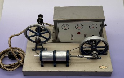Auktion 373<br>elektrische Steyer-Dampfmaschine aus DDR-Produktion,  orig. Schild, auf Holzplatte, 23x32 cm [1]