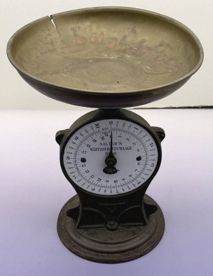 Auktion 373<br>gusseiserne Salter's Wirtschaftswaage, emaill. Ziffeernblatt, H-30 cm [1]