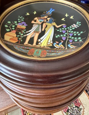 Auktion 373<br>9x Wedgwood Sammelteller mit altägypt. Motiven, Bradex Nr., anbei 2 Teller aus  andere Serie, aber ähnlich,  alle mit Holzrand, D-25,5 und 28,5 cm [1]
