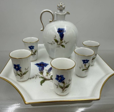 Auktion 373<br>Meissen Schnaps-Set mit Enzian-Dekor, Tablett mit Schnapskrug und 5 Bechern, tw. 2.Wahl, Krug am  Rand beschädigt, Teile anbei, H-13 und 5 cm, D-21 cm [1]