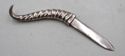 Auktion 373<br>Brieföffner in form eines Horns, in der Art von Gabriella Crespi, Almazan Spain, versilbert, ca. L-28cm [1]