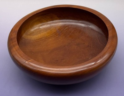 Auktion 373<br>grosse gedrechselte Holzschale, H-12 cm, D-34 cm [1]
