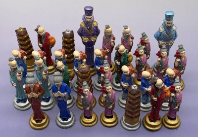 Auktion 373<br>32 China Schachfiguren, wohl Kunstharz?, König H-17 cm, 2x Kopf geklebt [1]