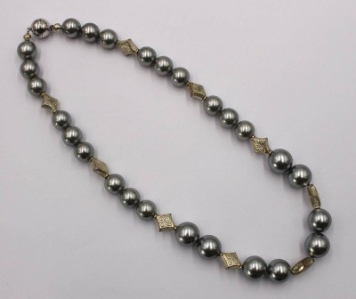 Auktion 373<br>Modeschmuck-Perlenkette, versilberte Zierelemente, Magentschließe, ca. L-44cm [1]