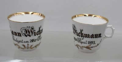 Auktion 373<br>Paar Hochzeitstassen,  beschriftet, datiert 1893, je H-8,5cm [1]