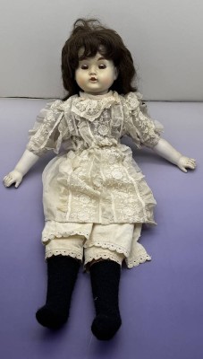Auktion 373<br>Porzellankopfpuppe mit Schlafaugen, offener Mund mit Zähnchen, Stoffkörper, H-68 cm [1]