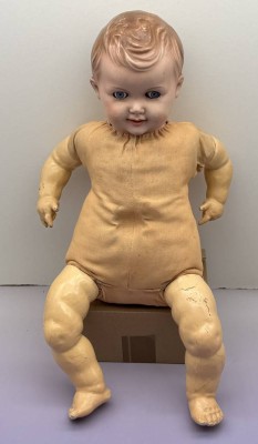 Auktion 373<br>gr. Masse Jungenpuppe mit Stoffkörper, sitzend, H-53 cm, bespielt [1]