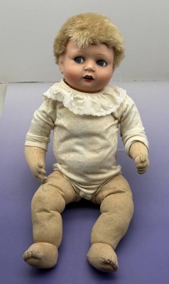 Auktion 373<br>Jungen? Puppe mit Schelmenaugen, offener Mund, Stoffkörper, H-58 cm [1]