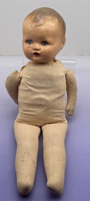 Auktion 373<br>alte Massekopf-Puppe mit Stoffkörper, undeutlich gemarkt, H-54 cm, bespielt [1]