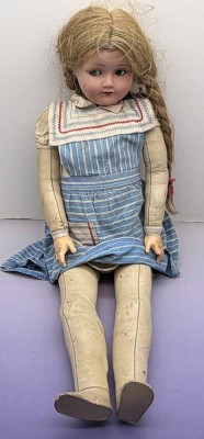 Auktion 373<br>gr. Mädchenpuppe, Porzellan-Kopf undeutlich am Hals gemarkt, Ziegenleder Körper, bespielt, H-83 cm [1]