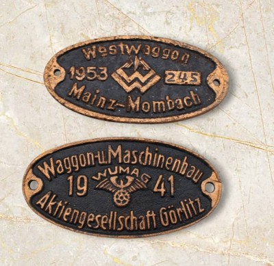 Auktion 373<br>2x Fabrikschilder, Waggon- und Maschinenbau AG Görlitz 1941 und Westwaggon (Westdeutsche Waggonfabriken) aus Mainz-Mombach, datiert auf 1953, je ca. 7 x 14,5cm [1]