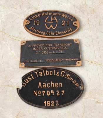 Auktion 373<br>2x div. Fabrikschilder, Linke-Hofmann-Werke (Köln-Ehrenfeld) und Gustav Talbot & Cie. (Aachen) in den Jahren 1921 und 1922 sowie ein internationales Transportzulassungsschild, 1x beschädigt, ca. 13 x 21cm [1]