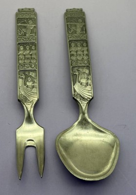 Auktion 373<br>Vintage Konge Tinn Heilig Olav Löffel und Gabel,  wohl Salatbesteck , Norwegen.   1960er Jahre. Wikingermotive, Zinn, L-ca. 21 cm [1]