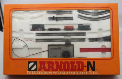 Auktion 373<br>Arnold-N Modelleisenbahn-Startset, Dampflokomotive, mehrere Güterwagen,  wenige Gleise und einen Trafo, Funktion nicht geprüft [1]
