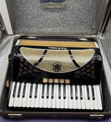 Auktion 373<br>Akkordeon Hohner Lucia III Schwarz 96 Bass, Funktion nicht geprüft, aber wohl spielbereit lt. Einlieferer, in orig. Koffer [1]