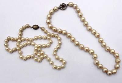Auktion 373<br>2x Modeschmuck-Perlenketten, 1x 800er Silberschließe, c. L-60 u. 42cm [1]