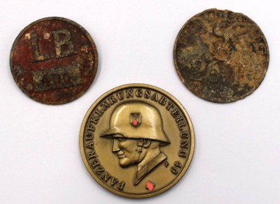 Auktion 373<br>Gedenkmedaille der 14. Panzer-Division sowie 2 Werksmarken, Medaille D-4,3cm [1]