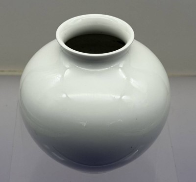 Auktion 373<br>weisse Vase 
