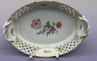 Auktion 373<br>ovale Durchbruchschale, Blumen und Goldstaffage 