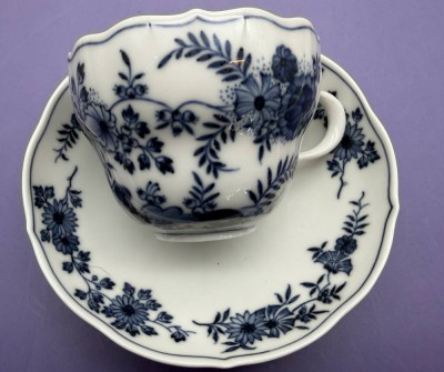 Auktion 373<br>origin. Zwiebelmuster Tasse mit U.T.  