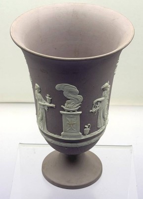 Auktion 373<br>neoklassizistische Wedgwood Jasperware Vase „Arcadian“-auf Fuß, Fliederfarben Reliefs mit klassischen weissen Opferszenen, H-19,5 cm [1]