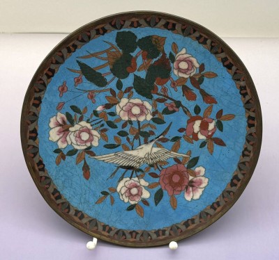 Auktion 373<br>antiker japanischer Cloisonné-Emaille-Teller aus der Meiji-Zeit (1868-1912)  mit Reiher und Blumen, D-24 cm [1]