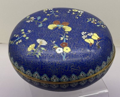 Auktion 373<br>Große Cloisonné Dose mit Blütendekor  und Schmetterling- China 19. Jh., D-21 cm, H-12 cm [1]