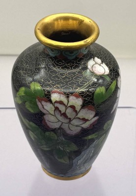 Auktion 373<br>Cloisonne Vase, florales Dekor, Front mit Delle, H-13 cm [1]