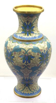 Auktion 373<br>chinesische Cloisonné-Vase mit feinen Emaileinlagen und floralen Mustern auf hellem Grund. H-24 cm [1]