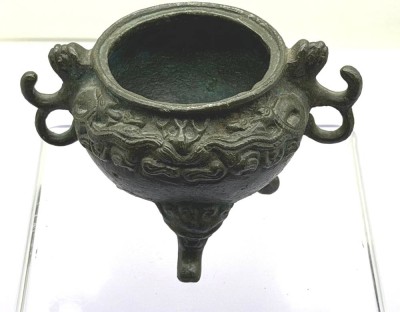 Auktion 373<br>chines. Räucher Koro aus Bronze, Elefantenköpfe als Beine, in Boden chines. gemarkt [1]