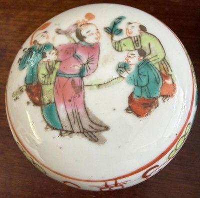 Auktion 373<br>China Deckeldose, tw. figürlich bemalt, H-6 cm, D-9 cm [1]