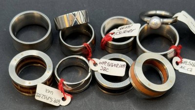 Auktion 373<br>10x div. Edelstahl-Ringe, verschiedene Materialien, div. Etiketten, nur 1x Preisschild mit Schweizer Franken, Hersteller 