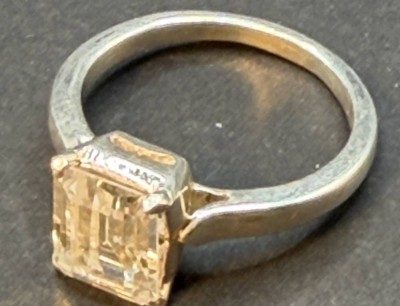 Auktion 373<br>Silberring mit rechteckigen, klaren Stein, RG 55, 2,88 gr [1]