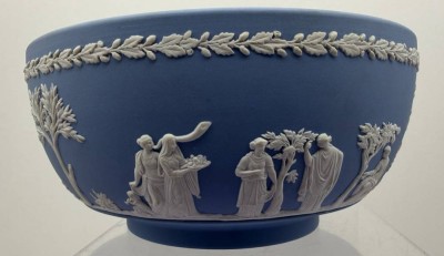 Auktion 373<br>grosse Wedgwood Schale, weiss auf blauen Fond, H-9,5 cm, D-20 cm [1]