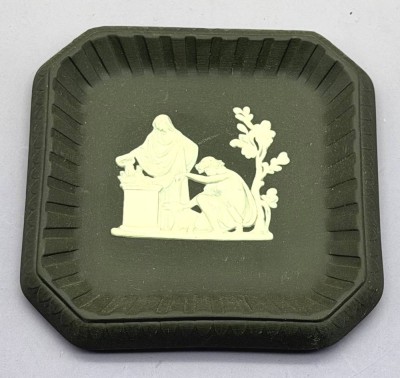 Auktion 373<br>kl. eckige  Wedgwood Schale, anthrazit/weiss, 10,5x10,5 cm [1]