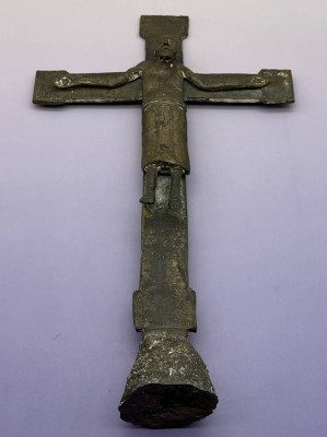 Auktion 373<br>antikes Bronze-Kruzifix mit Stein-Stand, ungepflegt, H-43 cm, B-25 cm [1]