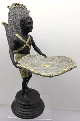 Auktion 373<br>dekorative Bronze Figur, Mann mit Korb, tw. farbig gefasst, wohl Plantagenarbeiter darstellend, H-36 cm, 3,18 kg [1]