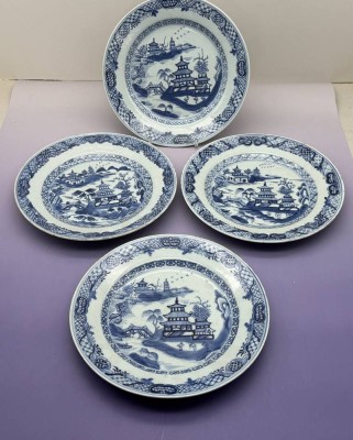 Auktion 373<br>4x China-Teller mit Blaumalerei, wohl Qianlong-Periode 18/frühes 19.Jhd., D-23 cm, minim. Chips, 1x Altriss, 1x geklebt [1]