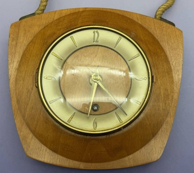 Auktion 373<br>vintage Holz Wanduhr, Schlüsselwerk nicht geprüft, 50-60-er Jahre, ca. 21x20 cm [1]