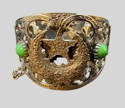 Auktion 373<br>osmanisches Armband im Ethno-Stil, versilbert, Gewicht: 45 Gramm, 7 cm x 6,2 cm, Innenmaße: 6,5 cm x 5,3 cm, Höhe: 4,7 cm [1]