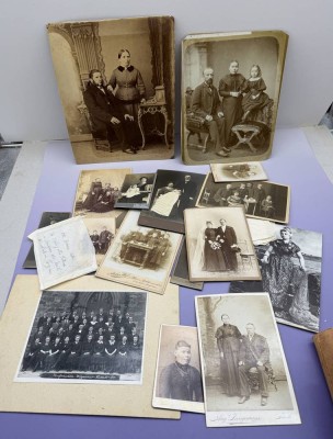 Auktion 373<br>Tüte mit ca. 18 Fotos auf Karton, grossteils um 1900, div. Grössen [1]
