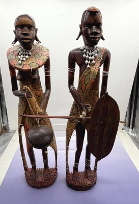 Auktion 373<br>Paar hohe Massai Figuren aus Tropenholz, Speer/Hand mit Klebestelle, H-62 cm [1]