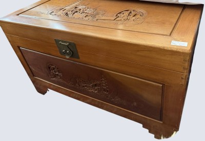 Auktion 373<br>Holztruhe , wohl Südostasien, Gebrauchsspuren, H-62 cm, 100x54 cm [1]