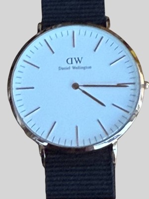 Auktion 374<br>minimalistische Armbanduhr von Daniel Wellington aus der Classic-Kollektion mit einem hellen Zifferblatt und roségoldfarbenen Indizes.flaches Gehäuse 6 mm, , D-4 cm, sehr guter Zustand, Werk läuft [1]