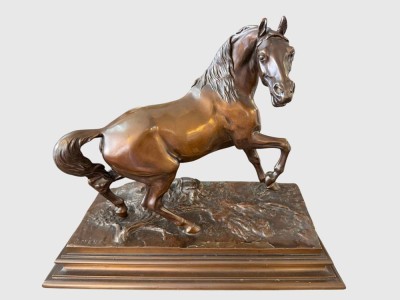 Auktion 374<br>JULES MÊNE (1810-1879), nach, grosse Pferdeskulptur auf Sockel, wohl Kaltgussbronze wie Resin, H-39 cm, 44x21 cm, 7,62 gr,signiert [1]