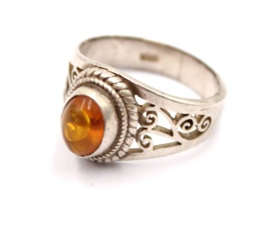 Auktion 374<br>925er Silber-Ring mit Bernstein, 4,5gr., RG 53 [1]