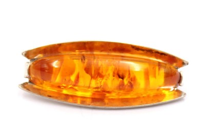 Auktion 374<br>Fischland-Brosche mit Bernstein, 835er Silber, 5,9gr., L-4,5cm B-1,8cm [1]