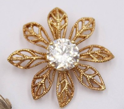 Auktion 374<br>925er Anhänger vergoldet, mittig wohl Zirkon, 3,5gr., D-2,5cm [1]